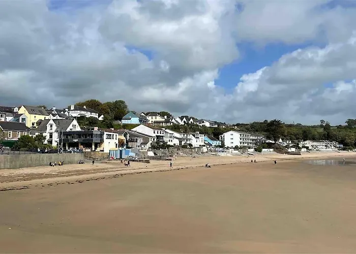 Stylish Saundersfoot 2-Bed Seaview Apartment, Balcony & Parking