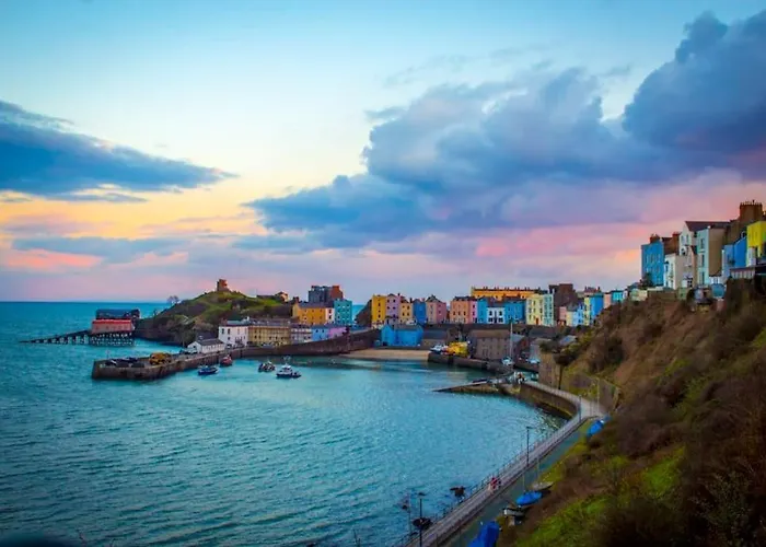 Stylish Saundersfoot 2-Bed Seaview Apartment, Balcony & Parking