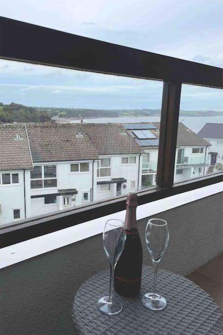 Apartment Stylish 2-bed Seaview Apartment, Balcony & Parking