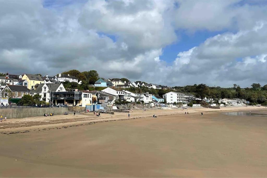 Stylish 2-bed Seaview Apartment, Balcony & Parking Apartment